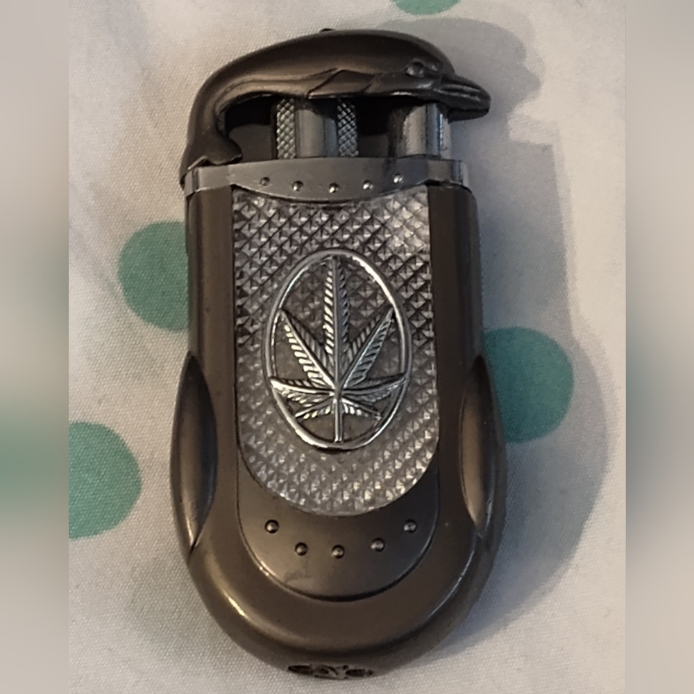 Silver and Gray Leaf Design Lighter
